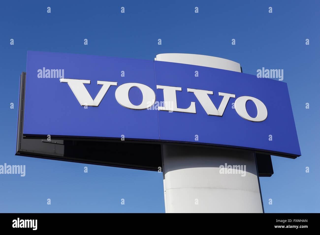 Volvo-Logo auf einem panel Stockfoto