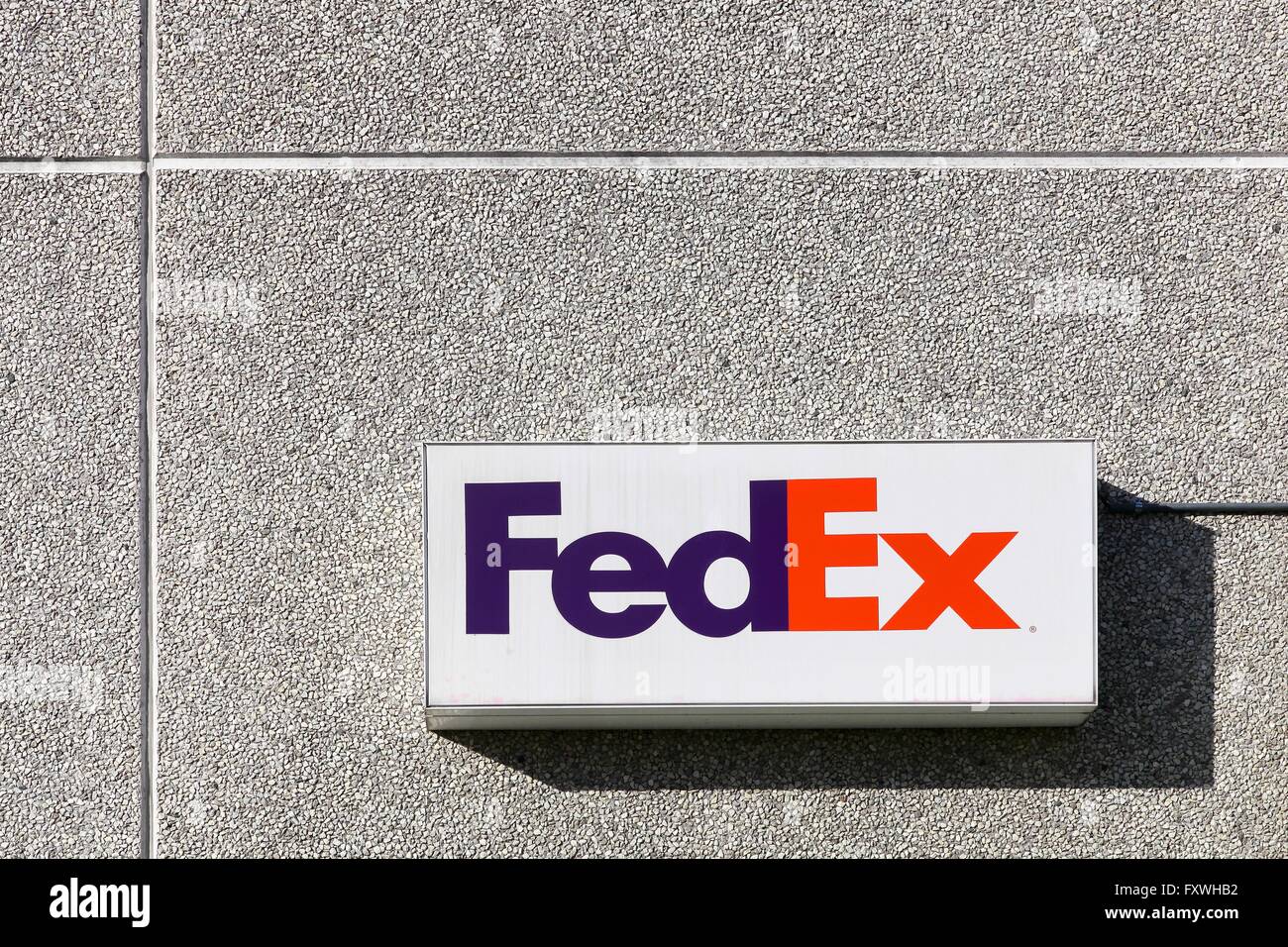 FedEx-Zeichen an der Wand Stockfoto