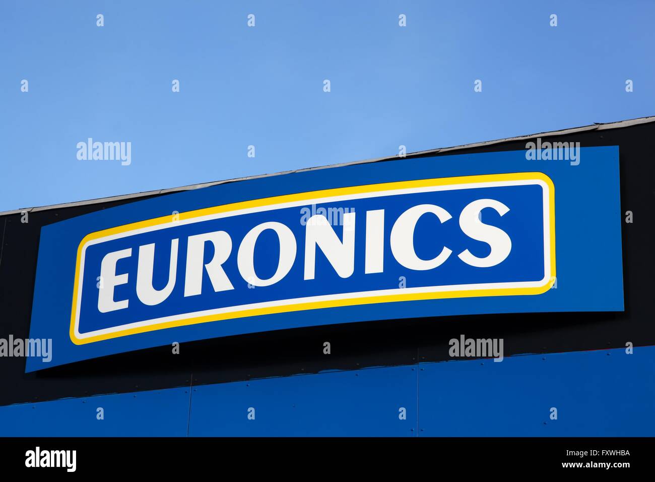 EURONICS-Logo auf der Fassade Stockfoto