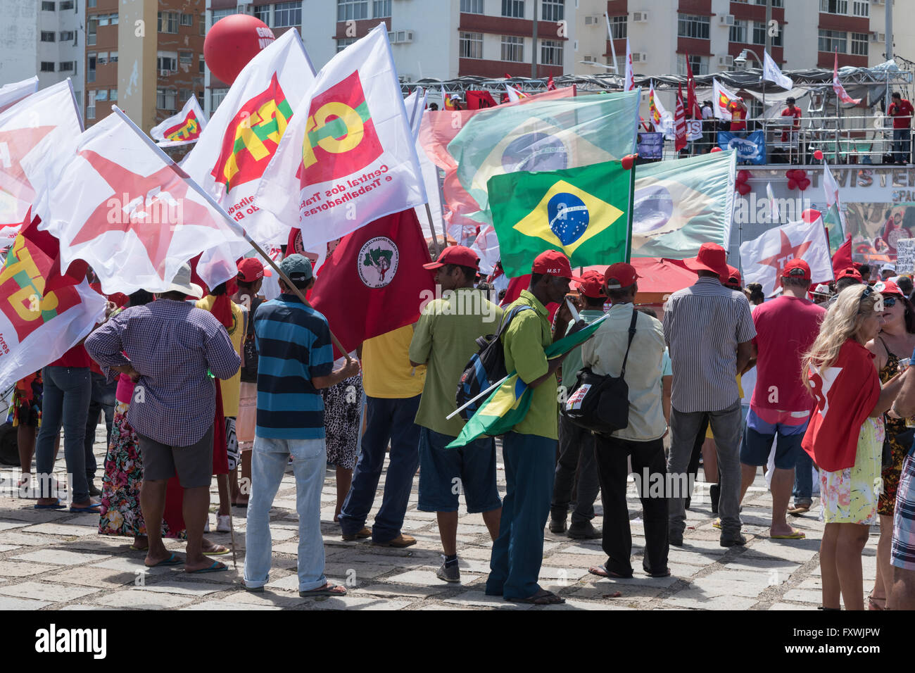 Salvador, Bahia, Brasilien. 17. April 2016. Protest gegen die Absetzung von Brasiliens Präsidentin Dilma Rousseff. Bildnachweis: Andrew Kemp/Alamy Live-Nachrichten Stockfoto