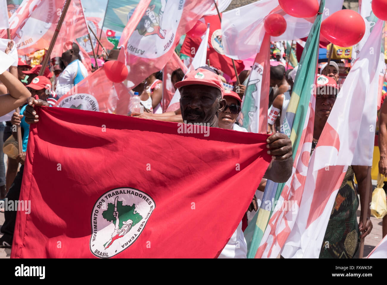 Salvador, Bahia, Brasilien. 17. April 2016. Protest gegen die Absetzung von Brasiliens Präsidentin Dilma Rousseff. Bildnachweis: Andrew Kemp/Alamy Live-Nachrichten Stockfoto
