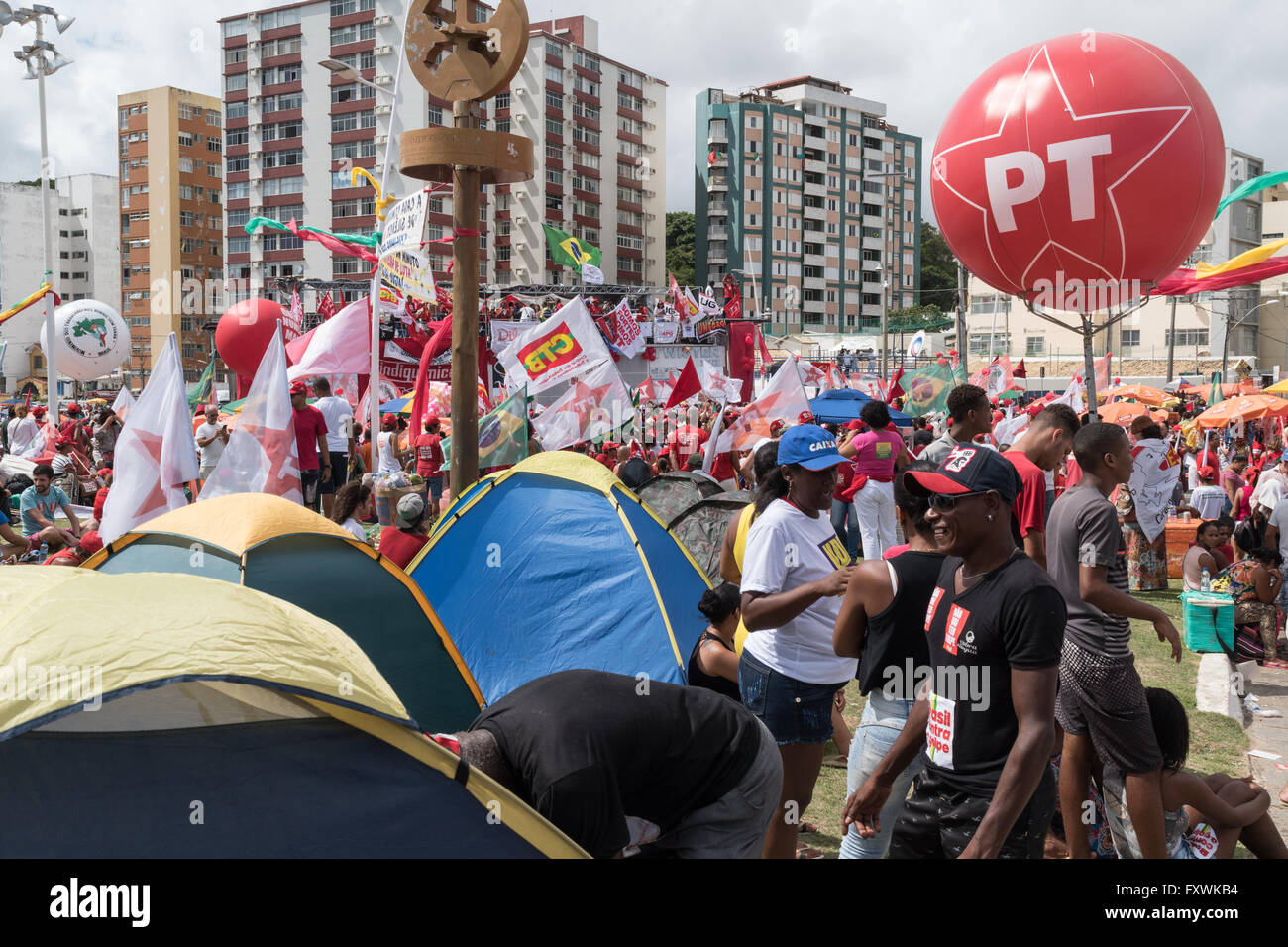 Salvador, Bahia, Brasilien. 17. April 2016. Protest gegen die Absetzung von Brasiliens Präsidentin Dilma Rousseff. Bildnachweis: Andrew Kemp/Alamy Live-Nachrichten Stockfoto