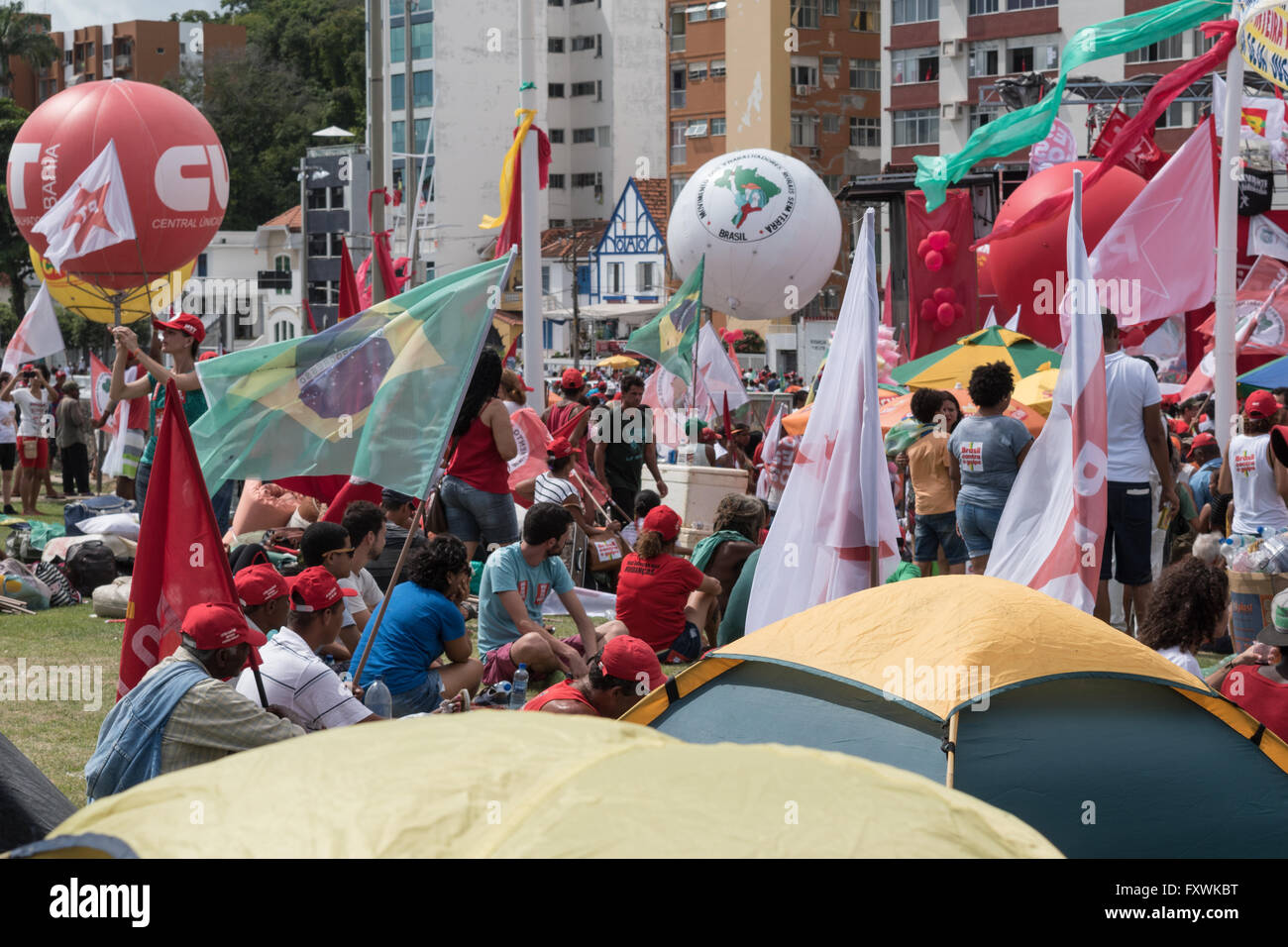 Salvador, Bahia, Brasilien. 17. April 2016. Protest gegen die Absetzung von Brasiliens Präsidentin Dilma Rousseff. Bildnachweis: Andrew Kemp/Alamy Live-Nachrichten Stockfoto