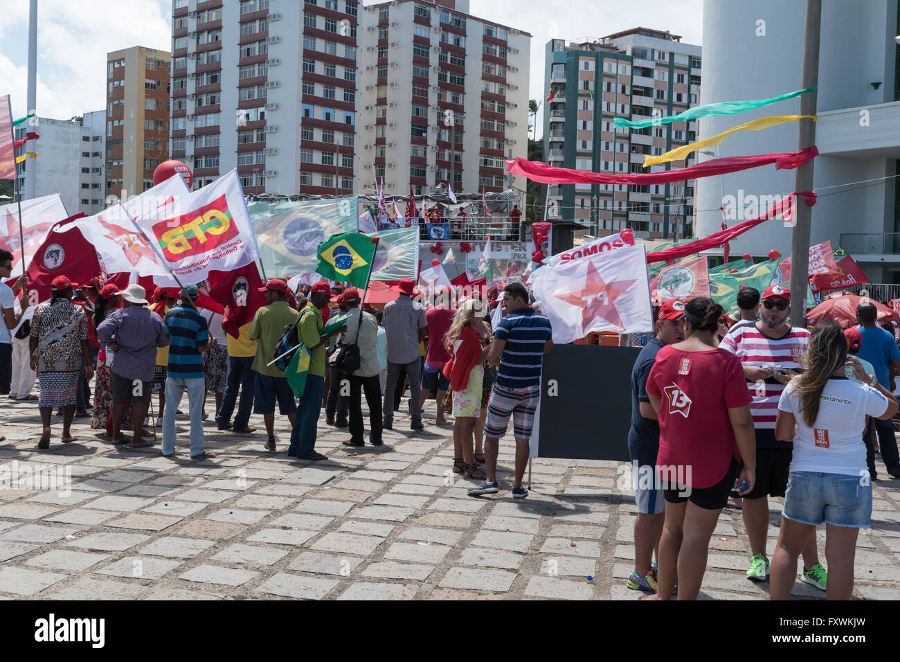 Salvador, Bahia, Brasilien. 17. April 2016. Protest gegen die Absetzung von Brasiliens Präsidentin Dilma Rousseff. Bildnachweis: Andrew Kemp/Alamy Live-Nachrichten Stockfoto