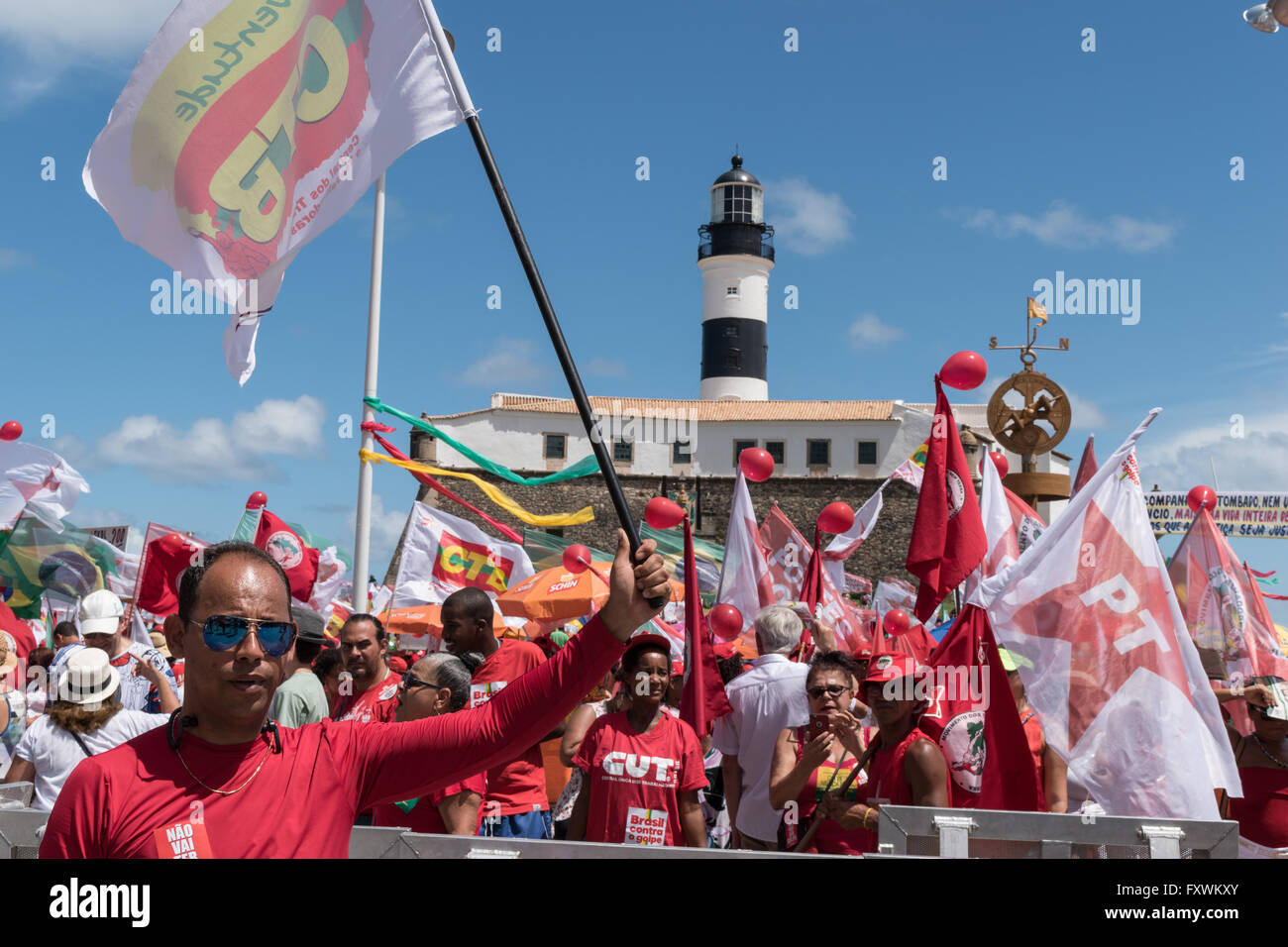 Salvador, Bahia, Brasilien. 17. April 2016. Protest gegen die Absetzung von Brasiliens Präsidentin Dilma Rousseff. Bildnachweis: Andrew Kemp/Alamy Live-Nachrichten Stockfoto