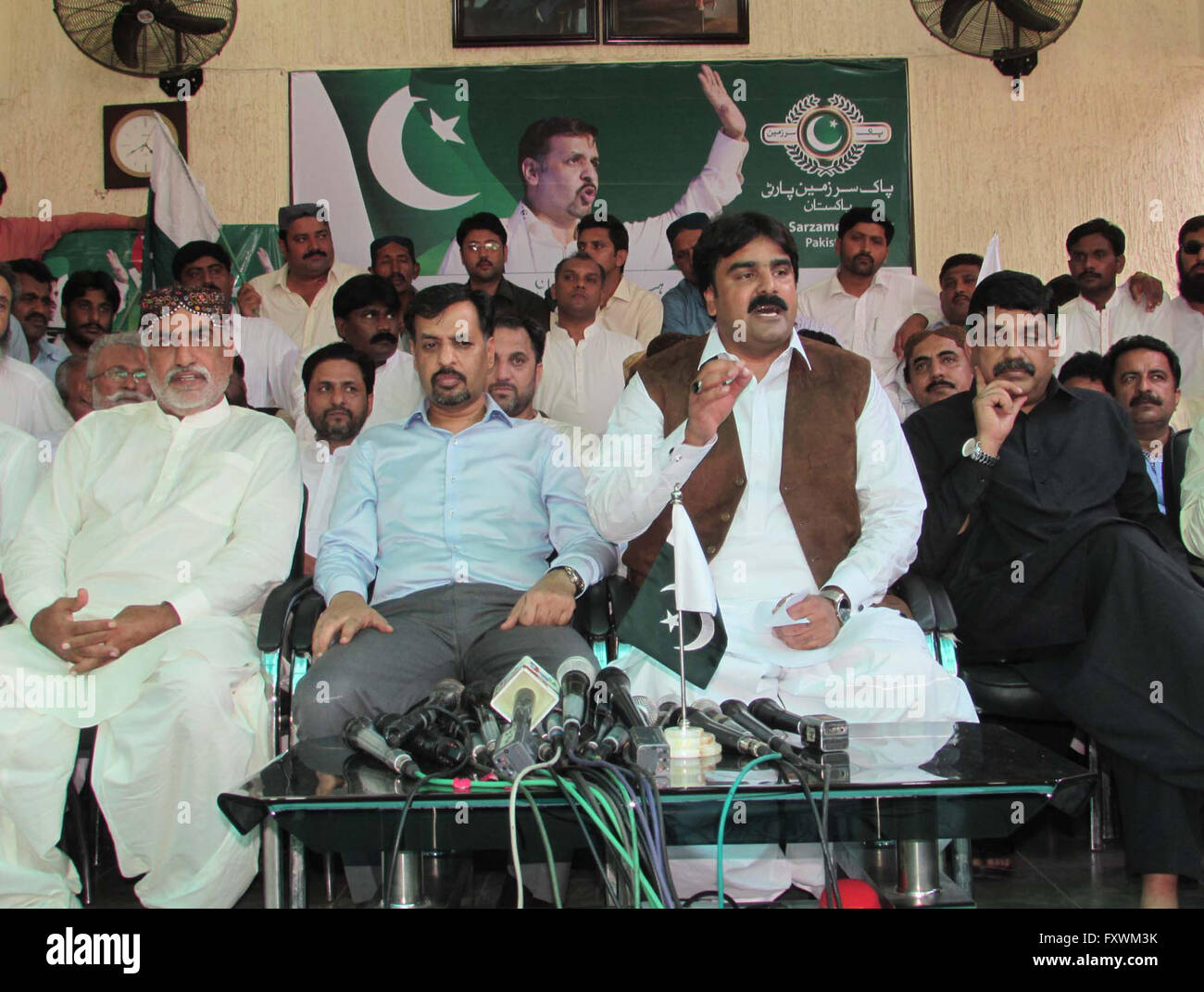 Pak Sarzameen Parteichef Mustafa Kamal und Muttahida Qaumi Bewegung MPA Ashfaq Mangis Adressierung einer Pressekonferenz in Karachi am 18. April 2016. Muttahida Qaumi Bewegung (MQM) Marktführer und Mitglied Provincial Assembly (MPA) Ashfaq Ahmed Mangis am Montag trat Mustafa Kamal neugebildeten Pak Sarzameen Party (PSP). Stockfoto