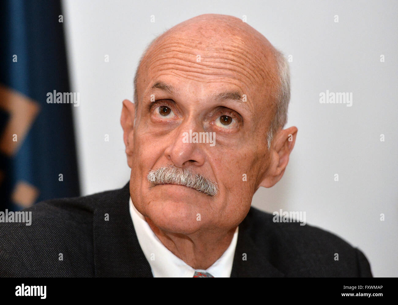 Prag, Tschechische Republik. 18. April 2016. Ehemalige United States Secretary of Homeland Security Michael Chertoff hört während der Vorlesung genannt Freiheit und Sicherheit in der Ära von Jihad in Prag, Tschechische Republik, 18. April 2016. © Katerina Sulova/CTK Foto/Alamy Live-Nachrichten Stockfoto