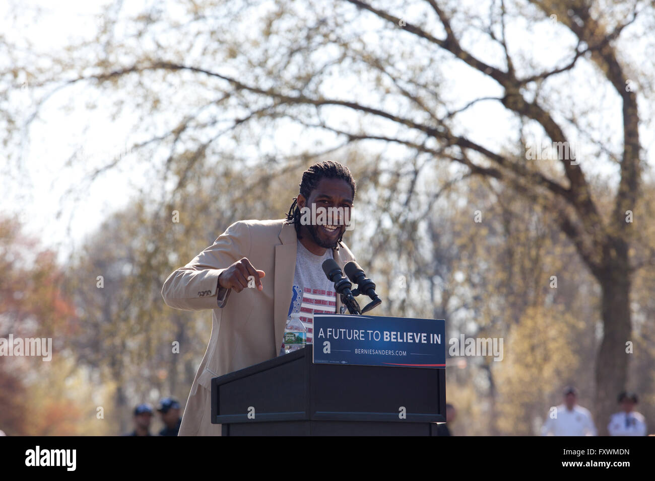 New York, USA. 17. April 2016. Stadtrat Mitglied Jumaane Williams macht einen kurzen Auftritt für Bernie Sanders am Prospect Park in Brooklyn. Bildnachweis: Alvin Thompson/Alamy Live-Nachrichten Stockfoto