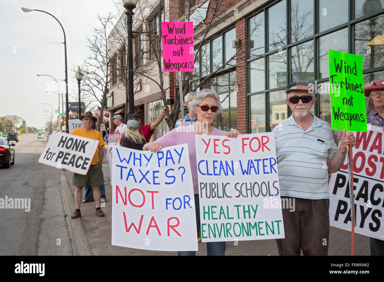 Ferndale, Michigan, USA. 18. April 2016. Demonstranten versammeln sich am Einkommen Steuererklärungen Frist zu fordern, der friedlichen Nutzung der Steuergelder, wie Bildung oder saubere Energie anstelle von Kriegswaffen. Bildnachweis: Jim West/Alamy Live-Nachrichten Stockfoto