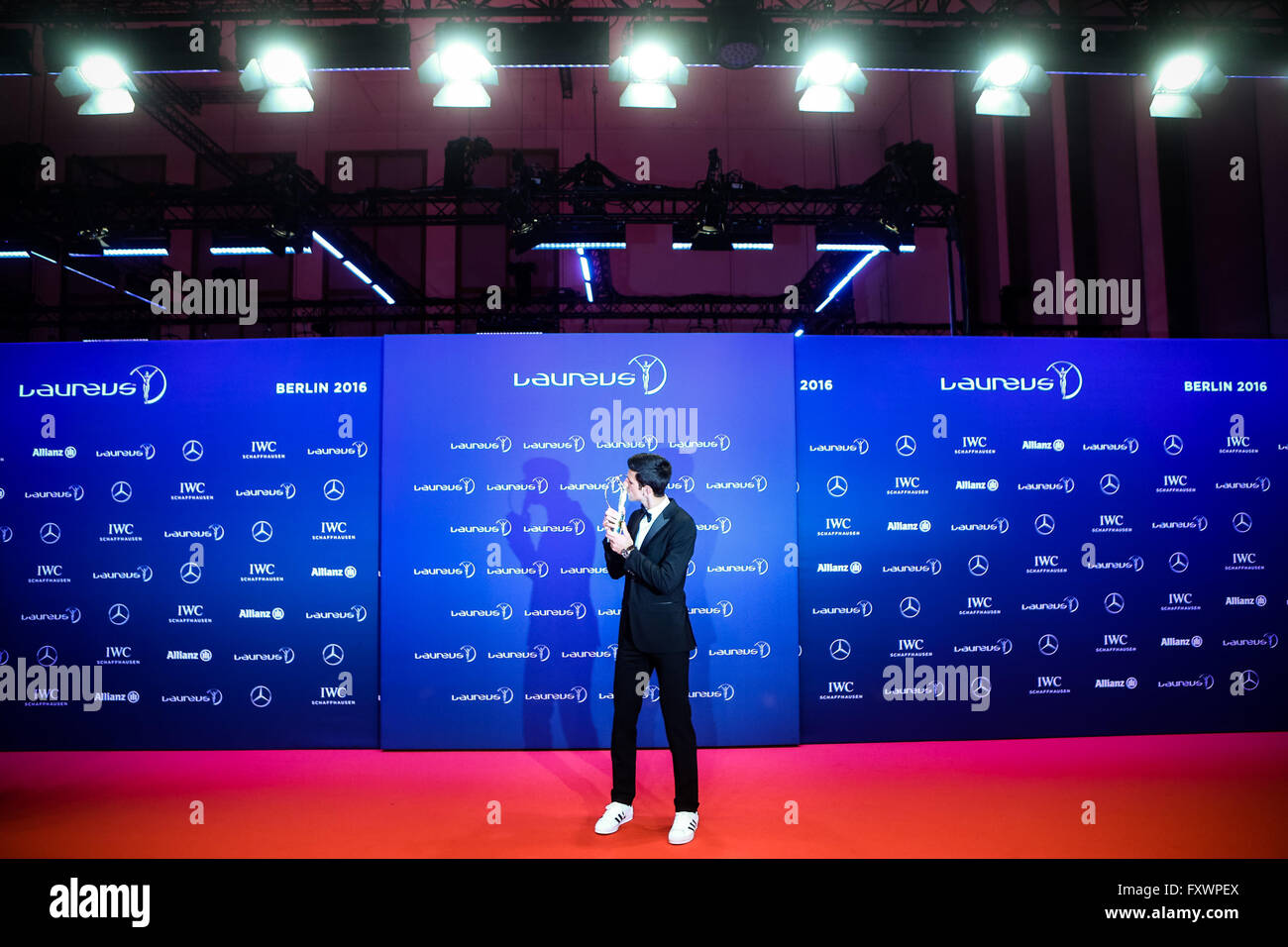 Berlin, Deutschland. 18. April 2016. Novak Djokovic Serbien küsst seine Laureus World Sportsman des Jahres Trophäe bei der Verleihung der Laureus World Sports Awards in Berlin, Deutschland, am 18. April 2016. Bildnachweis: Zhang Fan/Xinhua/Alamy Live-Nachrichten Stockfoto