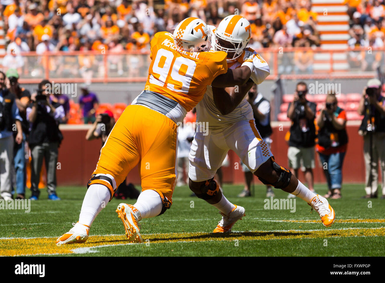 16. April 2016: Kahlil McKenzie #99 Schlachten Venzell Boulware #50 während der University of Tennessee Orange und weiß Intrasquad Scrimmage Neyland Stadium in Knoxville, TN Tim Gangloff/CSM Stockfoto