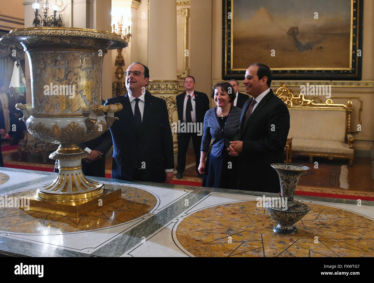 Kairo, Ägypten. 18. April 2016. Ein Handout Foto zur Verfügung gestellt von der ägyptischen Präsidentschaft zeigt französische Präsident Francois Hollande und sein ägyptischer Amtskollege Abdul Fatah Al-Sisi bei einem bilateralen Treffen in Abdin Palast in Kairo, Ägypten, 18. April 2016. Hollande ist in Ägypten zu einem offiziellen Besuch in bilateralen Beziehungen zwischen den beiden Ländern stärken © ägyptische Präsident Büro/APA Bilder/ZUMA Draht/Alamy Live News Stockfoto