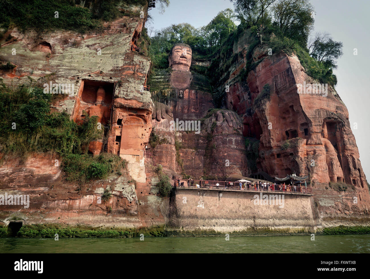 Peking, China. 31. März 2016. Foto aufgenommen am 31. März 2016 zeigt die Statue der Riesenbuddha von Leshan in Leshan Stadt, Südwesten der chinesischen Provinz Sichuan. Die 71 Meter hohe Buddha-Statue in einen Felsen gehauen und mit Blick auf drei Flüsse konvergierende, über einen Zeitraum von 90 Jahren ab dem Jahr 713 während der Tang-Dynastie errichtet. Der Riesenbuddha von Leshan wurde als Teil des Mount Emei landschaftlich reizvollen Gegend, auf der Liste des UNESCO-Weltkulturerbe im Jahr 1996 gestellt. © Wang Song/Xinhua/Alamy Live-Nachrichten Stockfoto