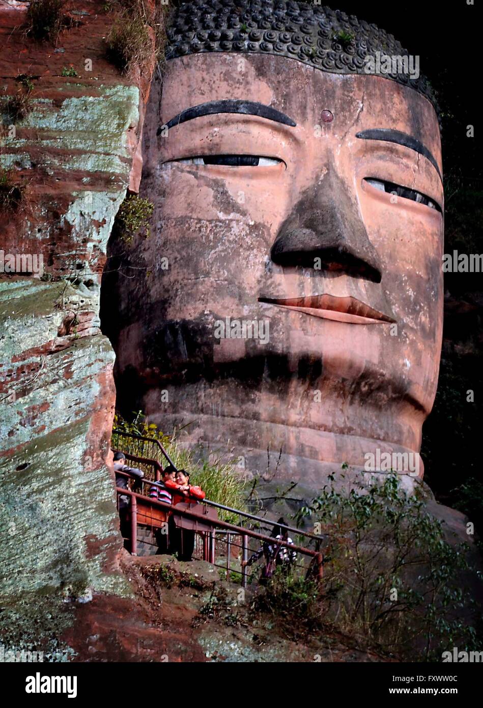 Peking, China. 31. März 2016. Foto aufgenommen am 31. März 2016 zeigt die Statue der Riesenbuddha von Leshan in Leshan Stadt, Südwesten der chinesischen Provinz Sichuan. Die 71 Meter hohe Buddha-Statue in einen Felsen gehauen und mit Blick auf drei Flüsse konvergierende, über einen Zeitraum von 90 Jahren ab dem Jahr 713 während der Tang-Dynastie errichtet. Der Riesenbuddha von Leshan wurde als Teil des Mount Emei landschaftlich reizvollen Gegend, auf der Liste des UNESCO-Weltkulturerbe im Jahr 1996 gestellt. © Wang Song/Xinhua/Alamy Live-Nachrichten Stockfoto