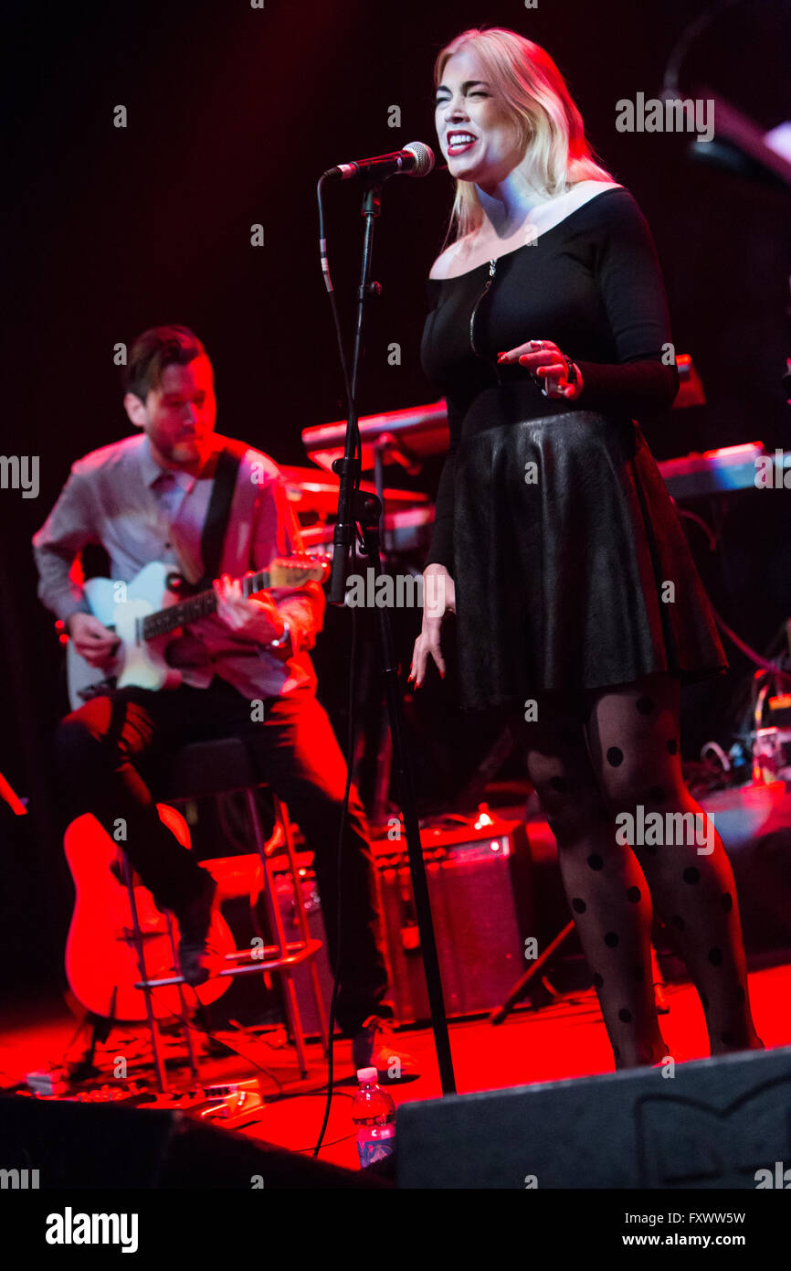 Mailand Italien. 18. April 2016. Die amerikanische Sängerin BRENNA WHITAKER Höchstleistungen live auf der Bühne Alcatraz Eröffnungsshow von Marcus Miller Credit: Rodolfo weitertransferiert/Alamy Live News Stockfoto