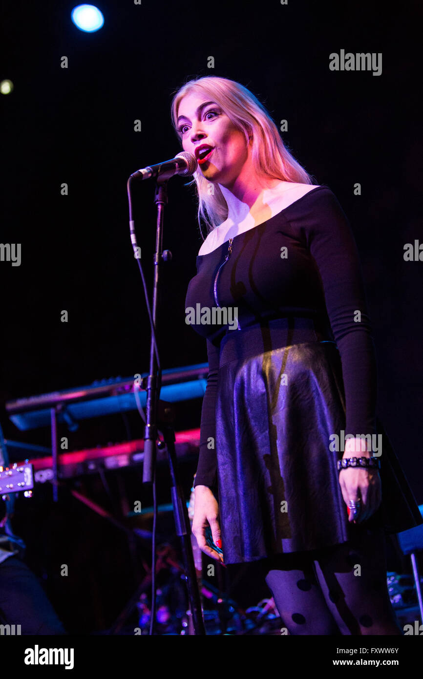 Mailand Italien. 18. April 2016. Die amerikanische Sängerin BRENNA WHITAKER Höchstleistungen live auf der Bühne Alcatraz Eröffnungsshow von Marcus Miller Credit: Rodolfo weitertransferiert/Alamy Live News Stockfoto
