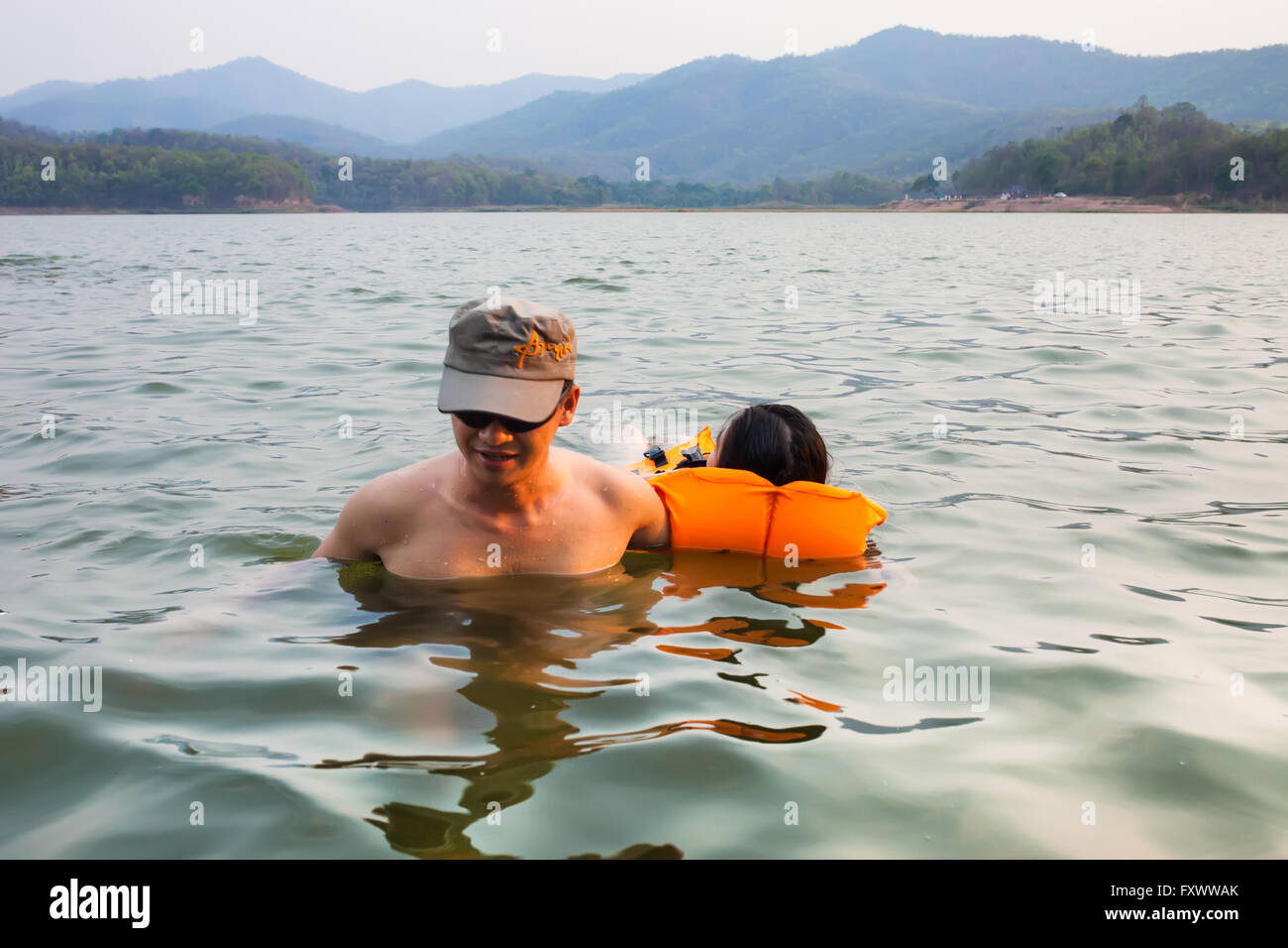 Phayao, Thailand - 15. April 2016. Mann am Fluss Hilfe Frauen ertrinken durch Unfälle im Wasser durch das Tragen einer Schwimmweste und aus dem Wasser begleitet. Stockfoto