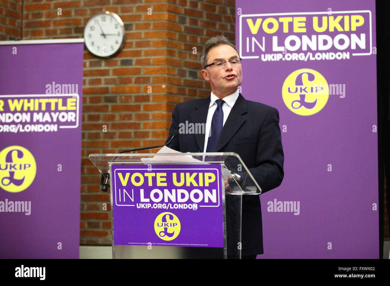 London, UK. 19. April 2016. Die UKIP Führer Nigel Farage tritt Peter Whittle, London Bürgermeisterkandidat und die UKIP London Assembly-Team seine London-Wahlprogramm im Emmanuel Centre in Westminster zu starten. Bildnachweis: Dinendra Haria/Alamy Live-Nachrichten Stockfoto