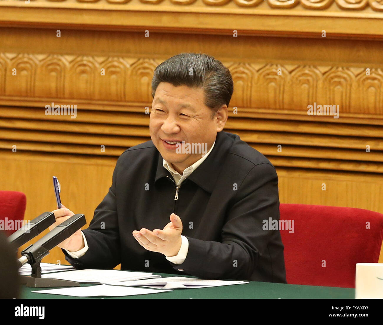 Peking, China. 19. April 2016. Chinesischen Staatspräsidenten Xi Jinping, auch Leiter des zentralen Internet-Sicherheit und Informatisierung führende Gruppe, präsidiert ein Symposium zum Thema Cyberspace Sicherheit und Informatisierung in Peking, Hauptstadt von China, 19. April 2016. Bildnachweis: Ma Zhancheng/Xinhua/Alamy Live-Nachrichten Stockfoto