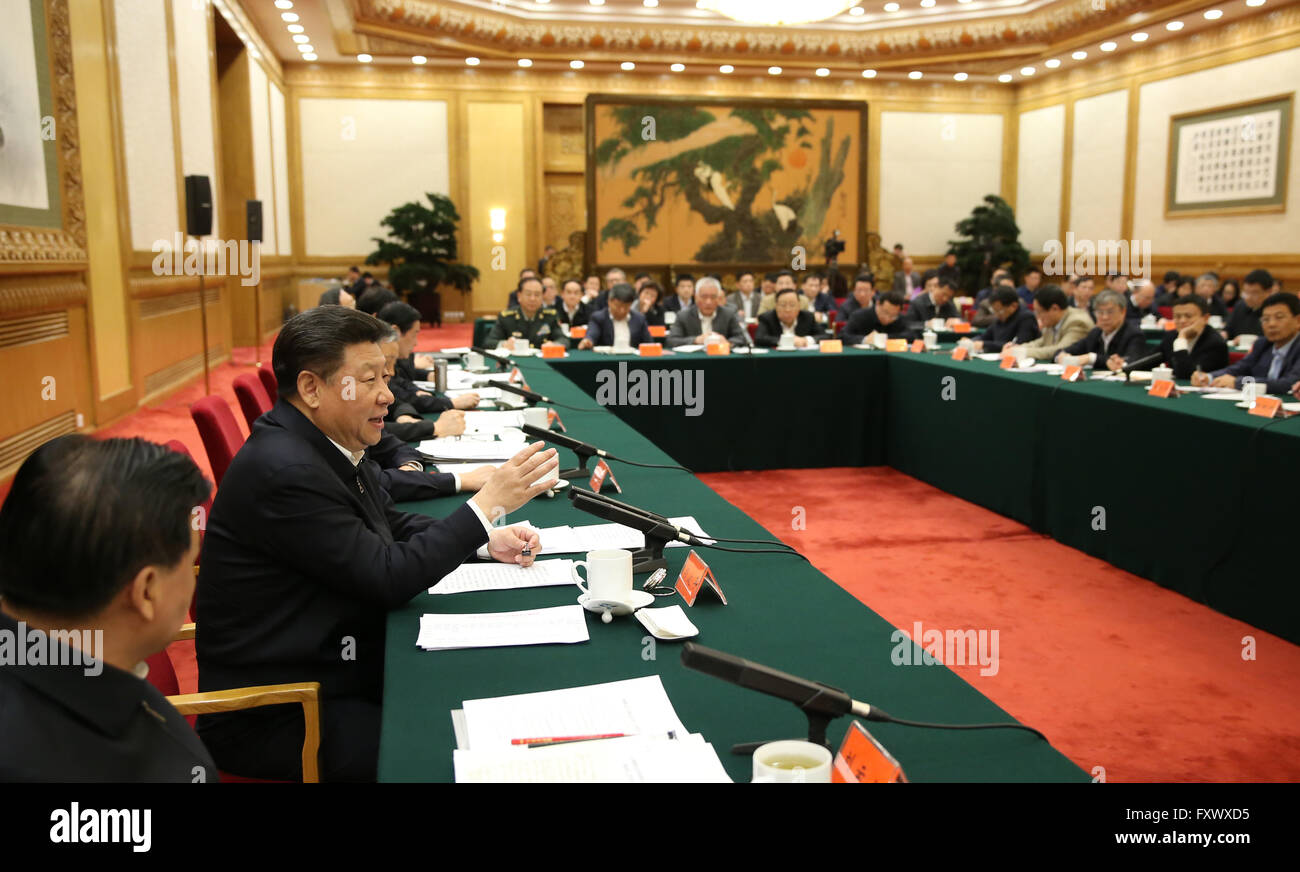 Peking, China. 19. April 2016. Chinesischen Staatspräsidenten Xi Jinping (2 L), auch Leiter der zentralen Internetsicherheit und Informatisierung führende Gruppe, führt den Vorsitz in einem Symposium über Cyberspace Sicherheit und Informatisierung in Peking, Hauptstadt von China, 19. April 2016. Bildnachweis: Lan Hongguang/Xinhua/Alamy Live-Nachrichten Stockfoto