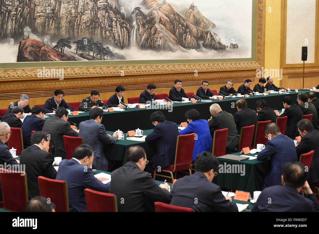 Peking, China. 19. April 2016. Chinesischen Staatspräsidenten Xi Jinping (C zurück), auch Leiter der zentralen Internet-Sicherheit und Informatisierung führende Gruppe, präsidiert ein Symposium zum Thema Cyberspace Sicherheit und Informatisierung in Peking, Hauptstadt von China, 19. April 2016. Bildnachweis: Zhang Duo/Xinhua/Alamy Live-Nachrichten Stockfoto