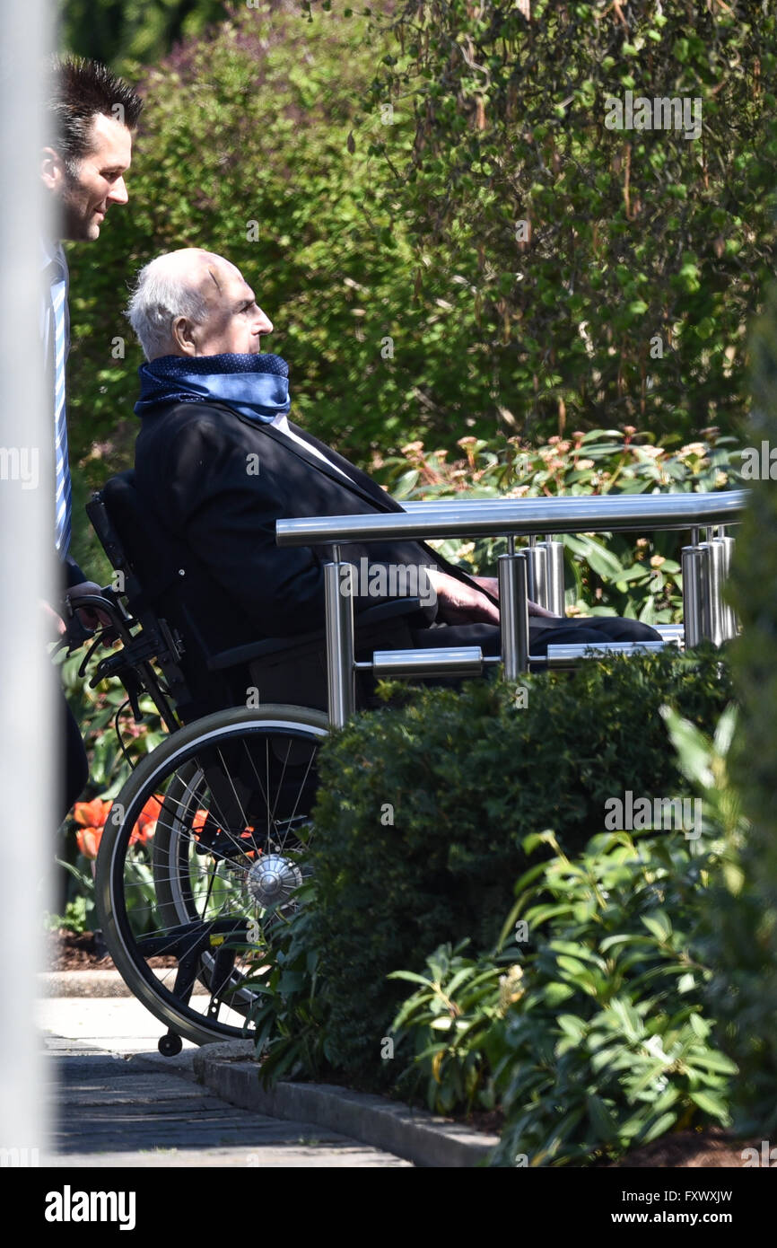 Oggersheim, Deutschland. 19. April 2016. Der ehemalige deutsche Bundeskanzler Helmut Kohl ist zurück zu seinem Haus nach einem Besuch von Ungarns Ministerpräsident Viktor Orban (nicht abgebildet) in seiner Residenz in Oggersheim, Deutschland, 19. April 2016 auf Rädern. Foto: UWE ANSPACH/Dpa/Alamy Live News Stockfoto