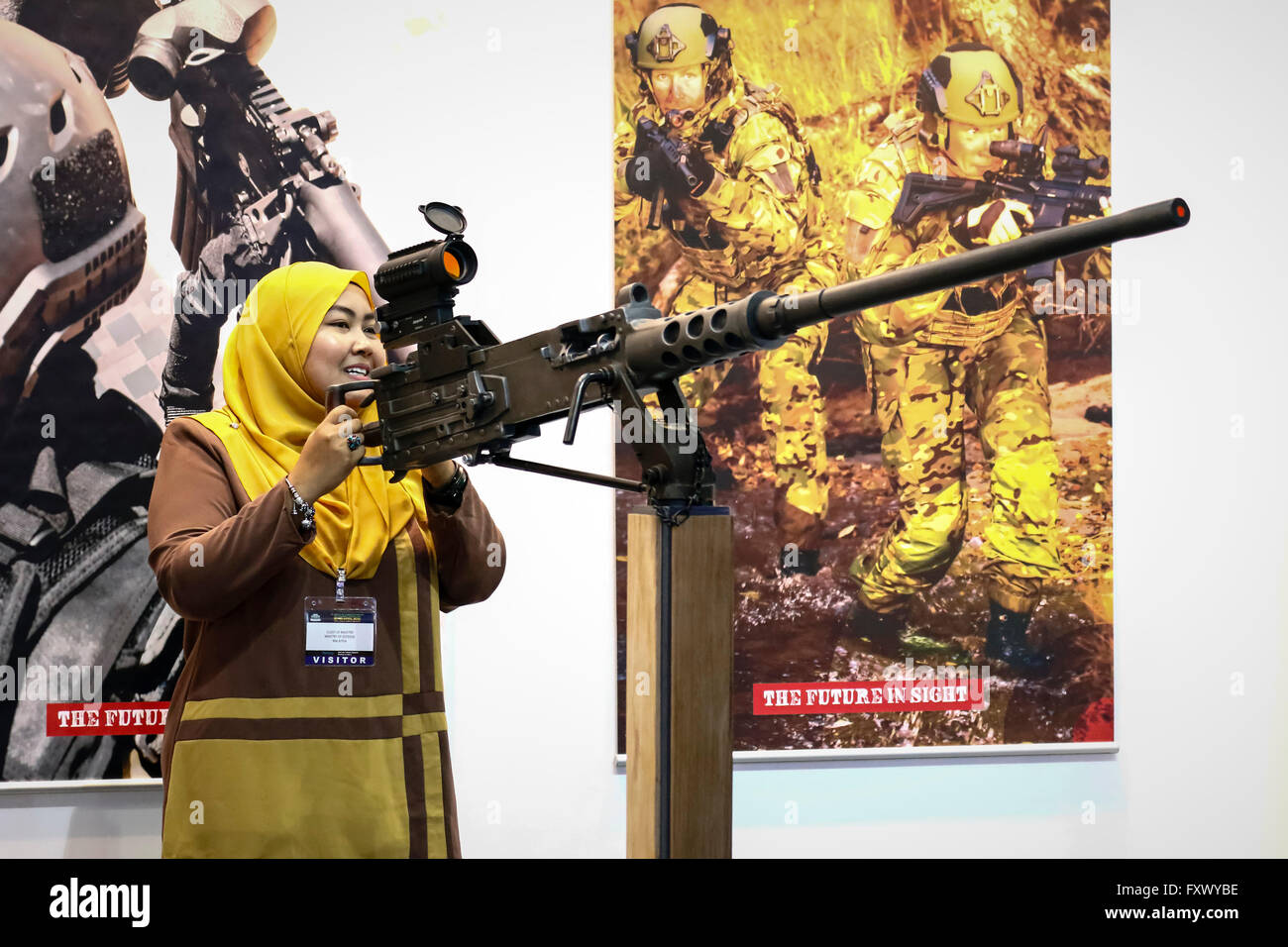 Kuala Lumpur, Malaysia. 19. April 2016. Besucher mit einem Hands-on mit der Hardware-Anzeige bei Defence Services Asia 2016, hielt eine viertägige Ausstellung in Kuala Lumpur, Malaysia. Bildnachweis: Danny Chan/Alamy Live-Nachrichten. Stockfoto