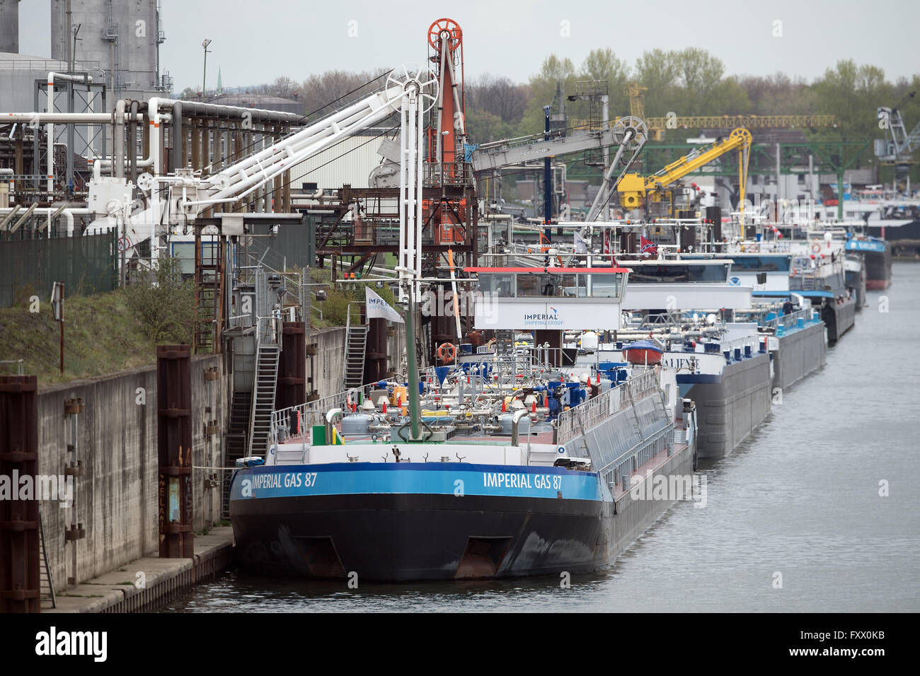 Tankships liegen im Hafen von Duisburg, Deutschland, 19. April 2106. Der Duisburger Hafen AG präsentiert die Zahlen für das Geschäftsjahr 2015 während der jährlichen Bilanz-Pressekonferenz. Foto: FEDERICO GAMBARINI/dpa Stockfoto