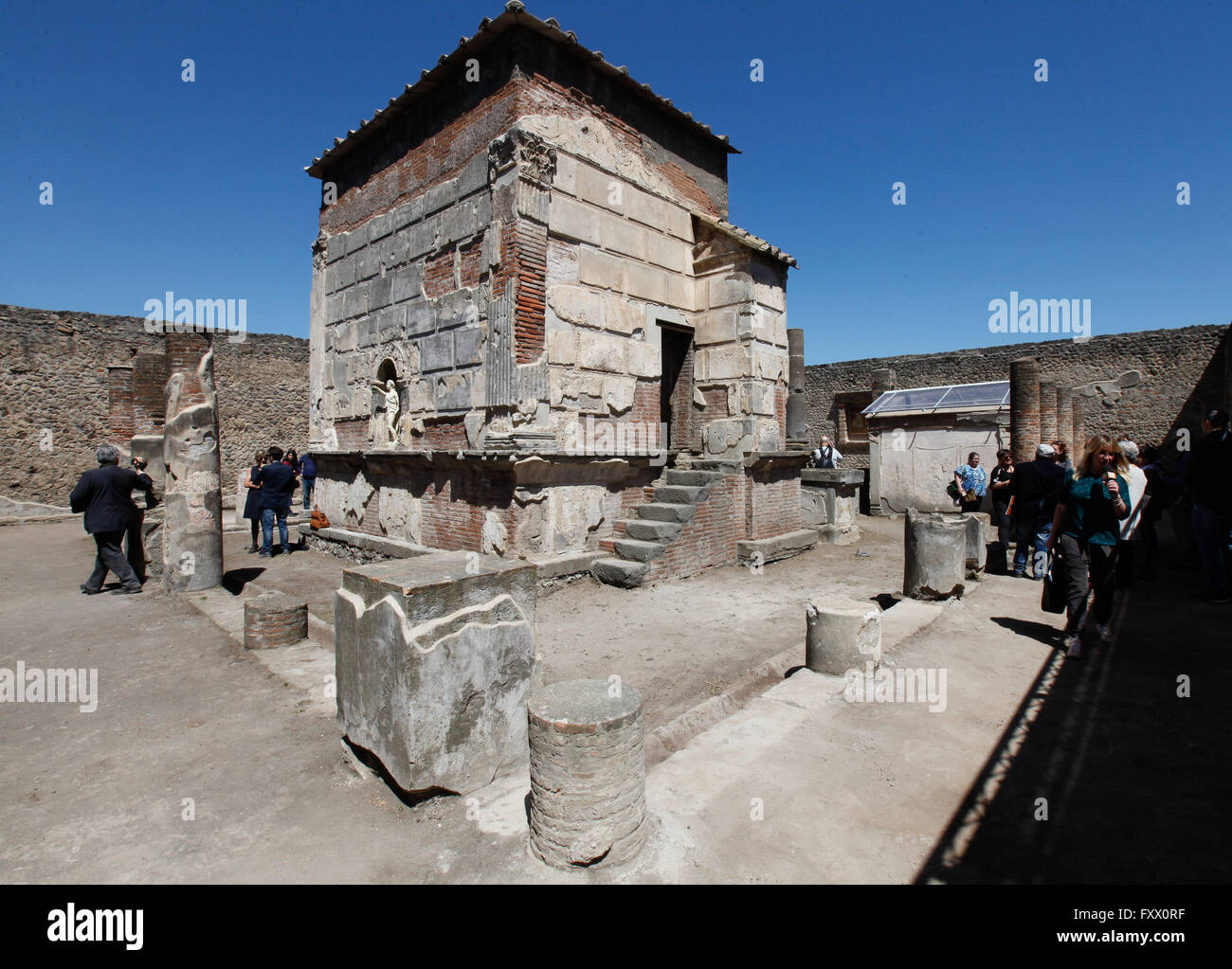 Pompeji, Italien. 19. April 2016. Der Isis-Tempel wieder geöffnet für Besucher nach Restaurierung als Teil der Ausstellung Egitto Pompei (Ägypten in Pompeji) über den Einfluss der ägyptischen Kultur in der Nähe der alten Römer im archäologischen Bereich. © Carlo Hermann/Pacific Press/Alamy Live-Nachrichten Stockfoto