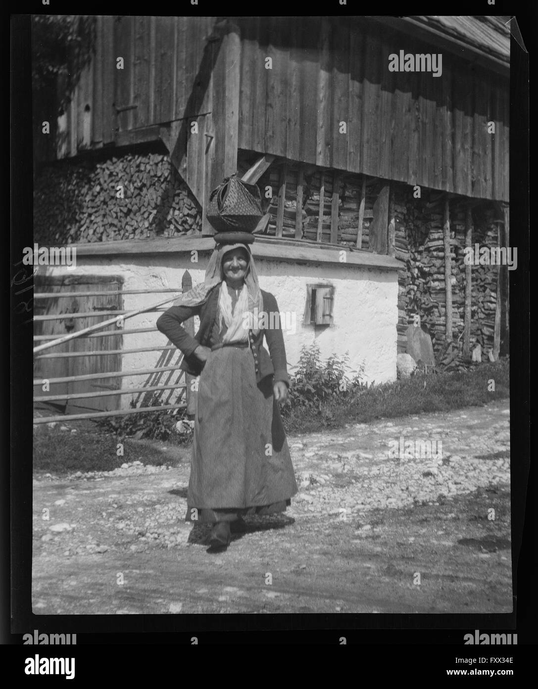 Bäuerin als Essensträgerin in Gößl bin Grundlsee Stockfoto