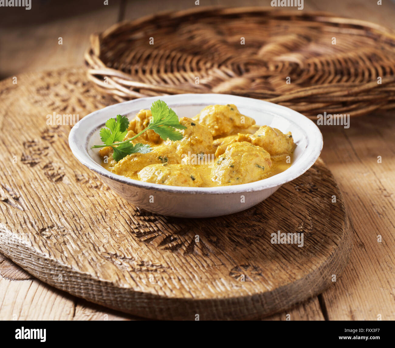 Chicken Korma Curry in einer Schüssel mit Koriander garniert Stockfoto