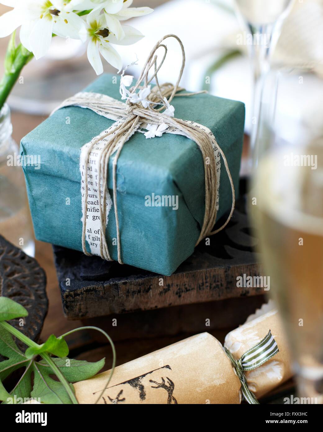 Nahaufnahme von handgefertigten Weihnachten Geschenkpapier und Christmas cracker Stockfoto