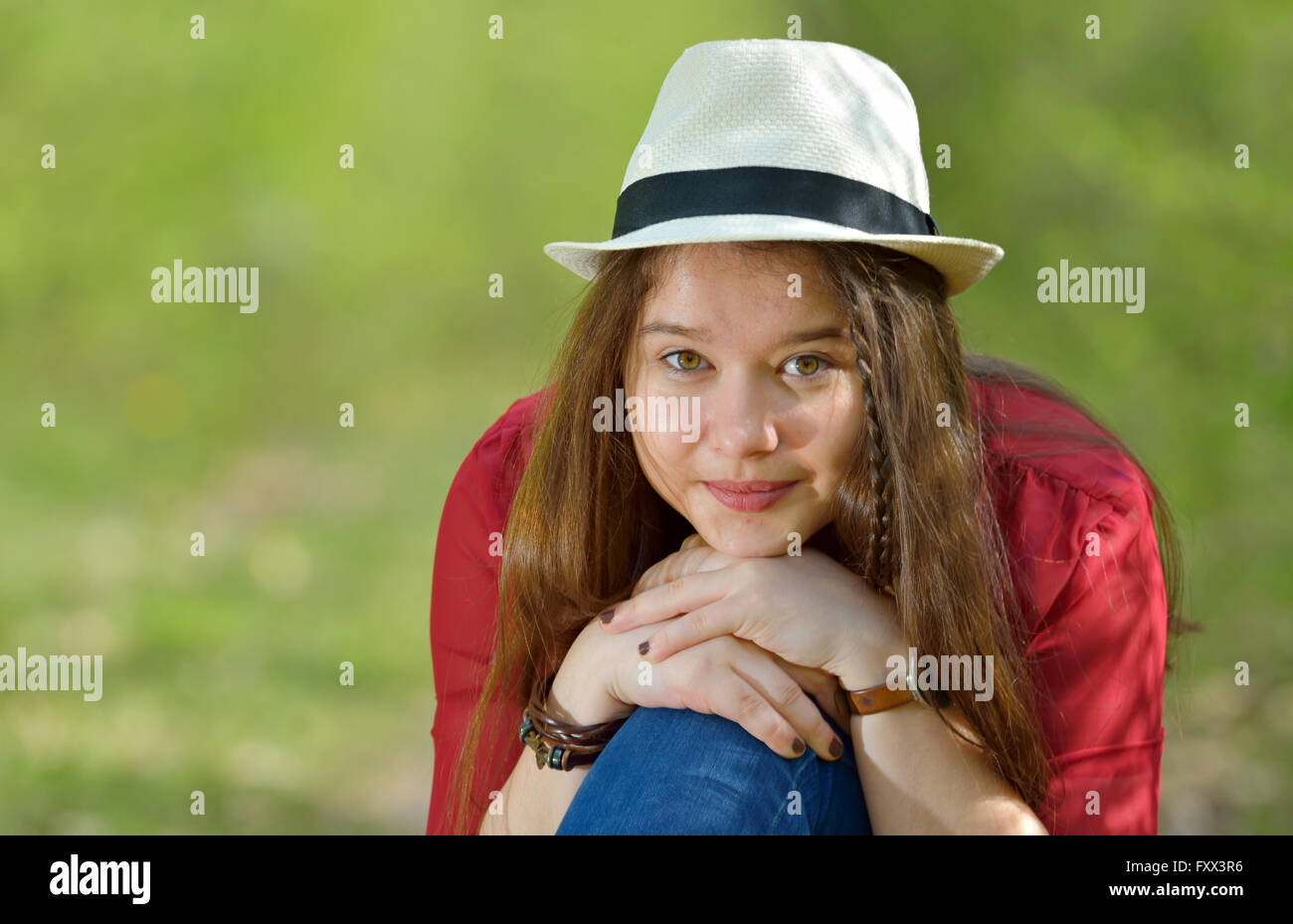 Porträt des schönen Mädchens an Frühlingstag im freien Stockfoto