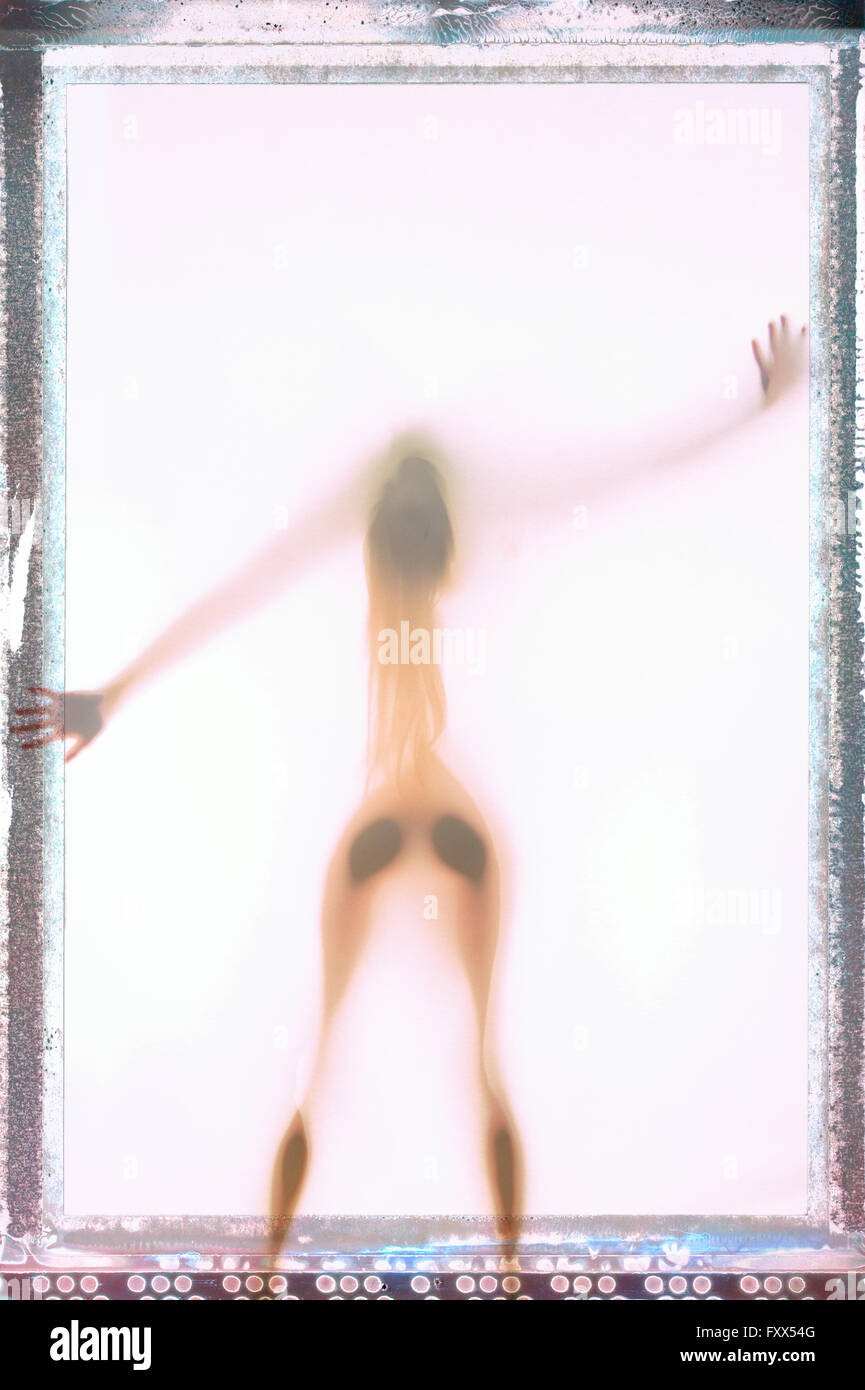 Die abstrakte vagen Umriss ein nackt nackte Frau Mädchen Pressen Teile  ihres Körpers gegen eine weiße Gaze-Blatt - Retro gestylt wie ein altes  Blatt Film Foto aussehen Stockfotografie - Alamy