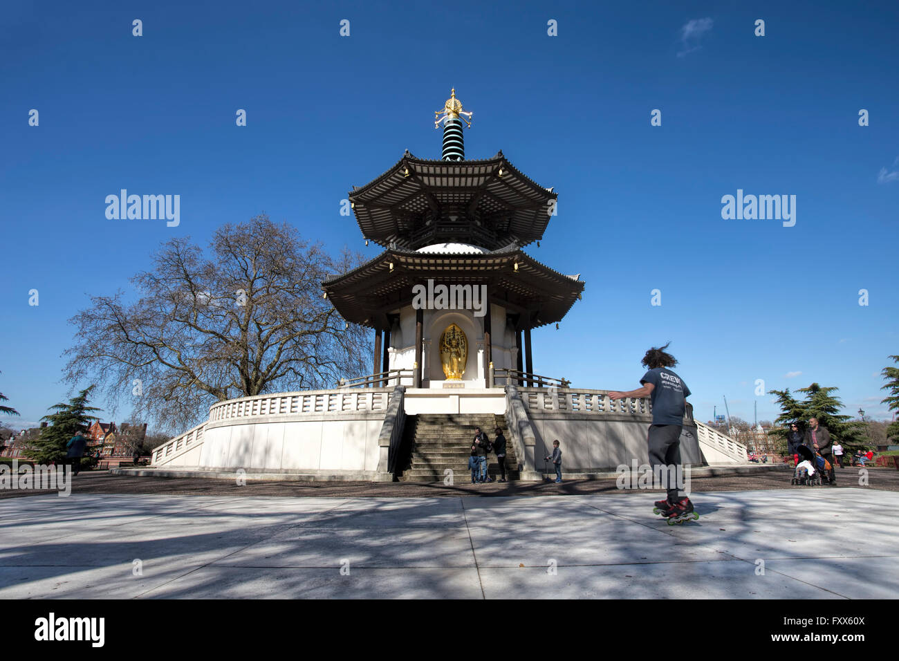 Ein Skateboarder vor der Londoner Friedenspagode im Battersea Park, neben der Themse, London, England, Großbritannien Stockfoto