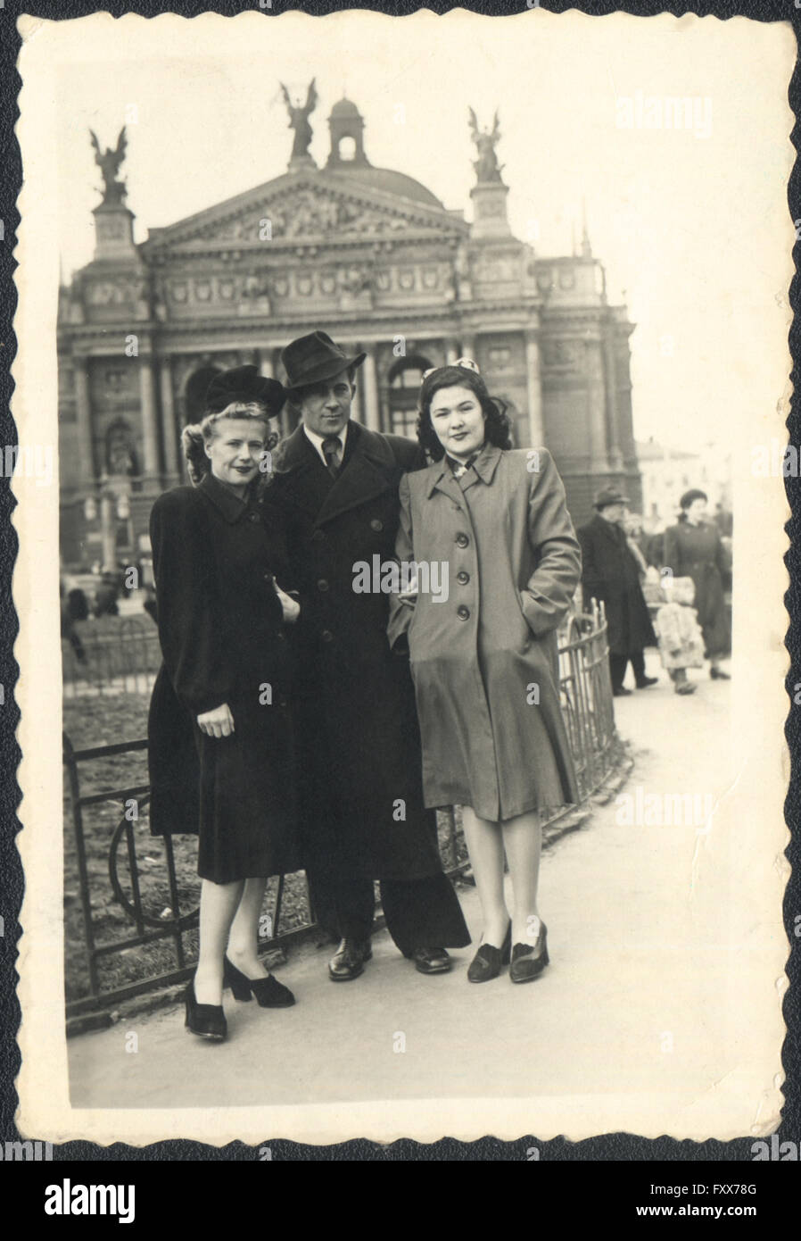 Ein Mann und zwei junge Frauen auf einem Hintergrund von dem Theater für Oper und Ballett, Lemberg, UdSSR. Archiv Foto, 1950 Stockfoto