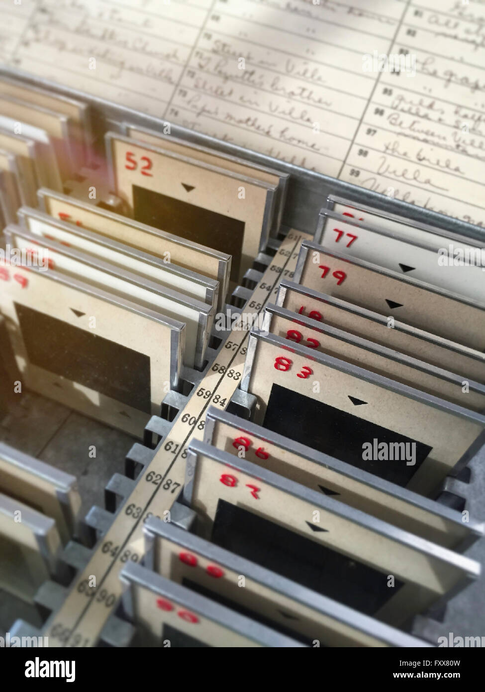 Metall-Box von 35mm Dias organisierte Vintage Glas montiert Stockfoto