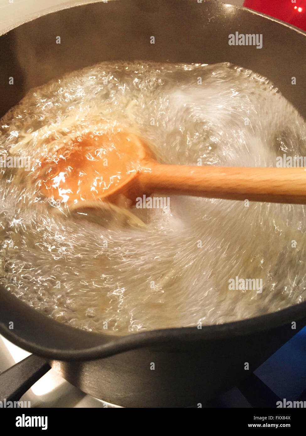Kochendem Wasser kochen Pasta auf Herd in der Wohnküche Stockfoto