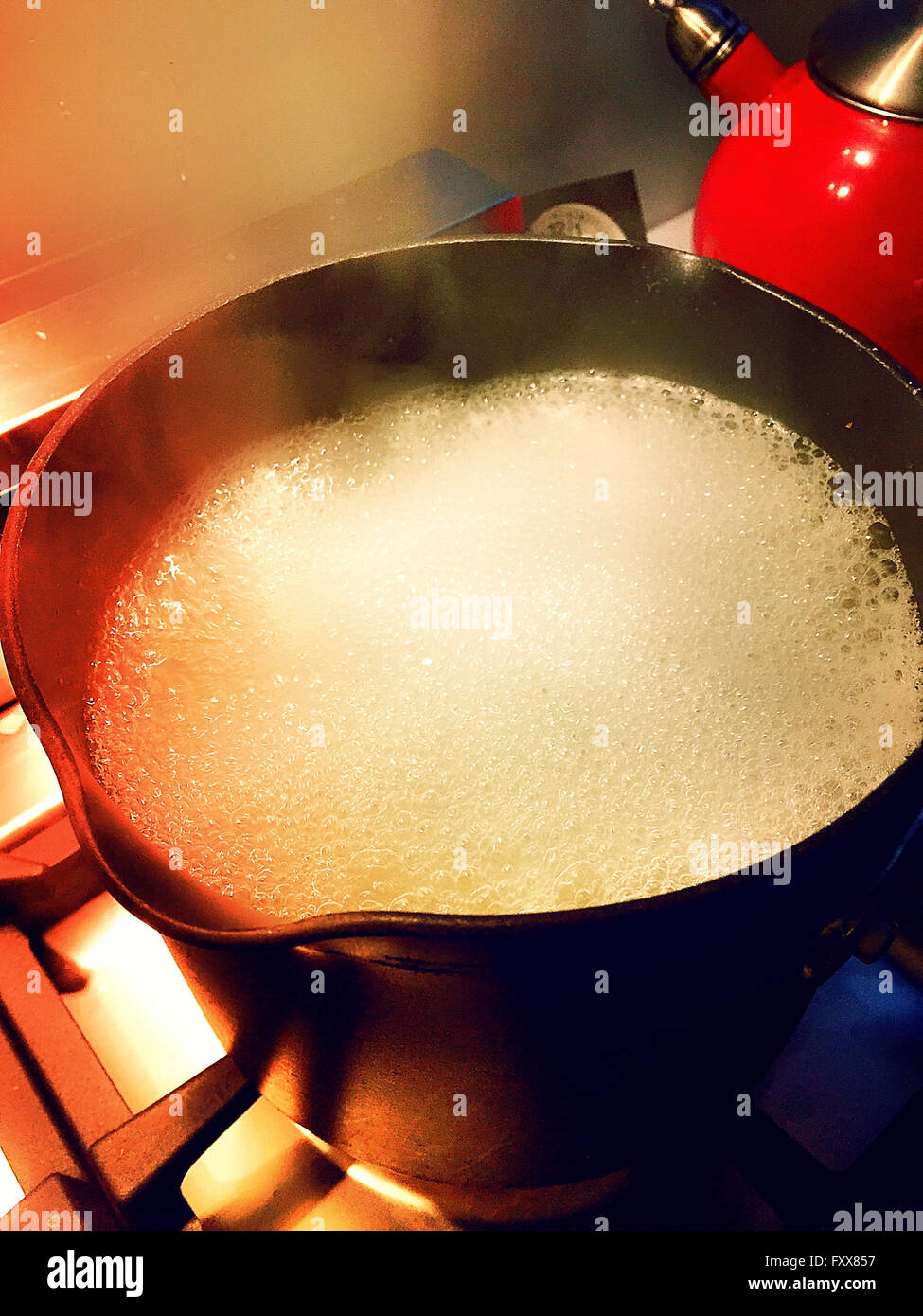 Kochendem Wasser kochen Pasta auf Herd in der Wohnküche Stockfoto