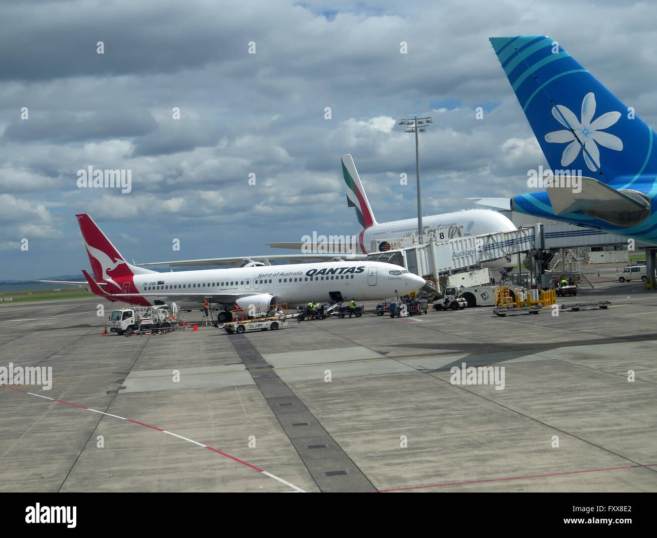 EmirateBoeing 737-838-Flugzeuge am Flughafen Auckland, mit dem Emirates Airbus A380 im Hintergrund. Air Tahiti Nui im Vordergrund Stockfoto