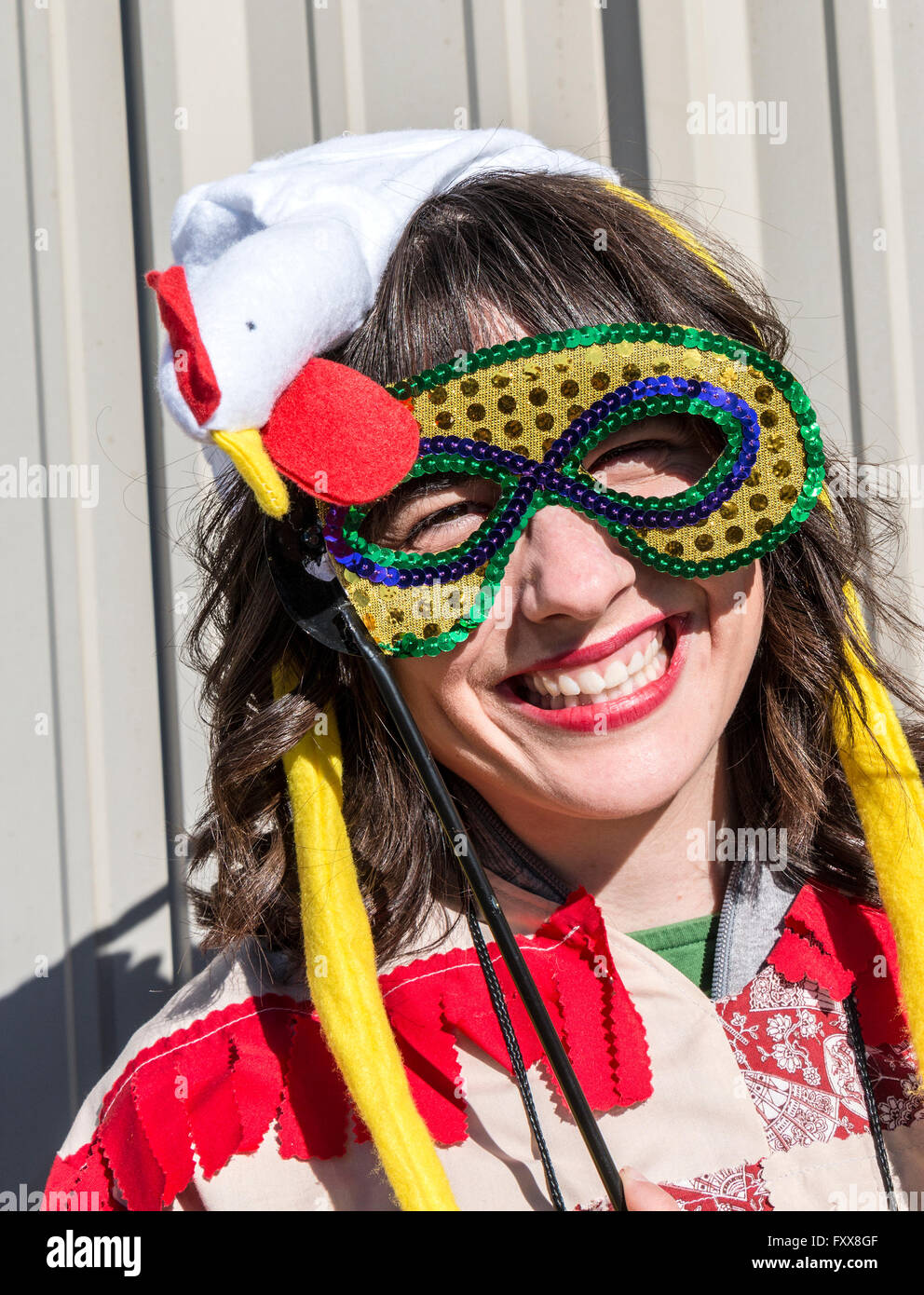 Gekleidete Frau im Hühnerkostüm für den traditionellen Chicken Run in Lake Charles Familie freundlich Karneval. Stockfoto