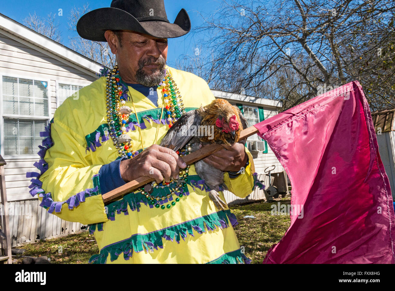 Rodney Victorian, Huhn Beschriftung hält man seinen Preis-Hähne für den traditionellen Chicken Run in Iowa, Louisiana Stockfoto