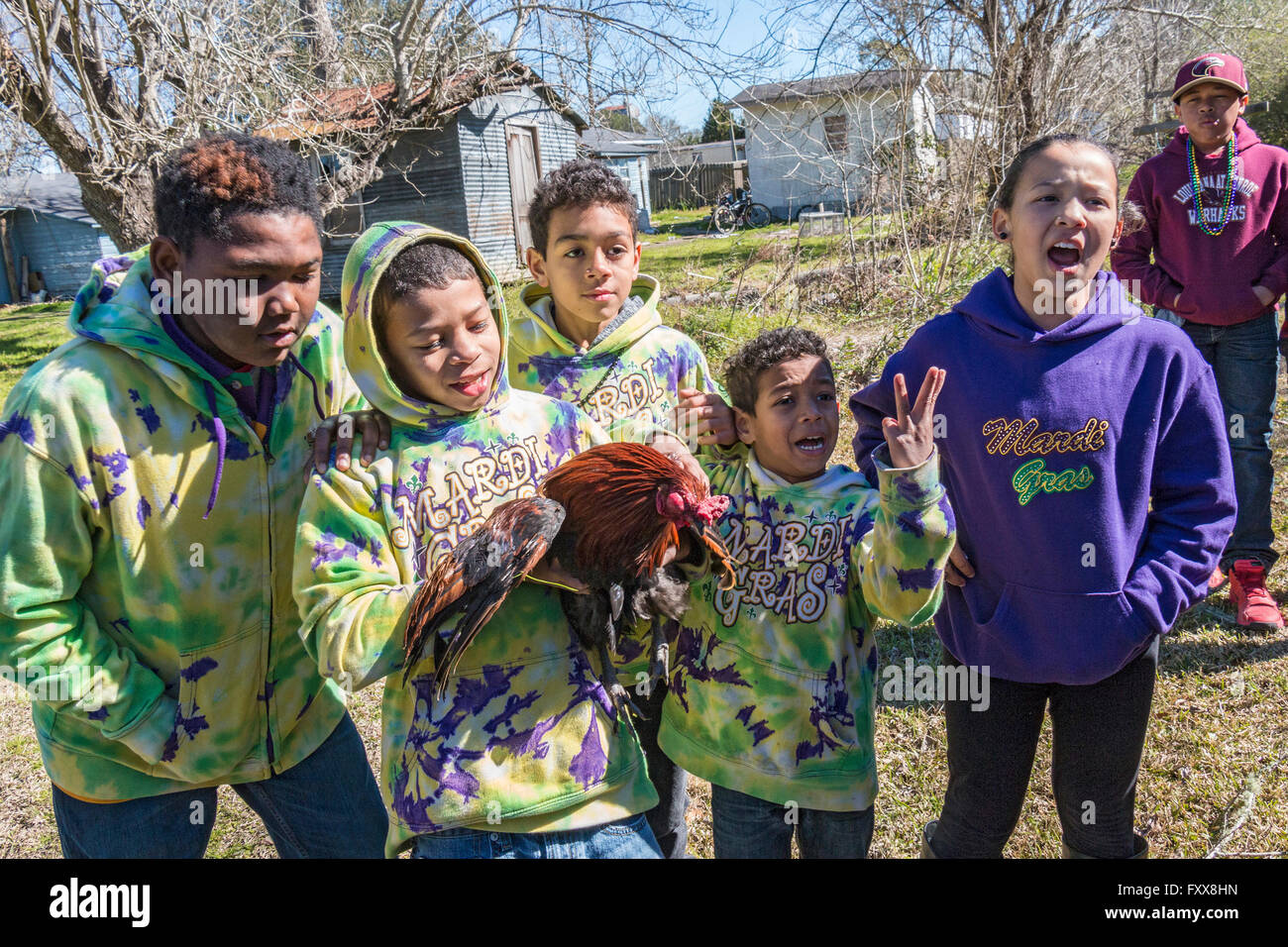 Siegreiche junge Huhn Catcher während der traditionellen Hühnerstall für Lake Charles Familie freundlich Karneval. Stockfoto