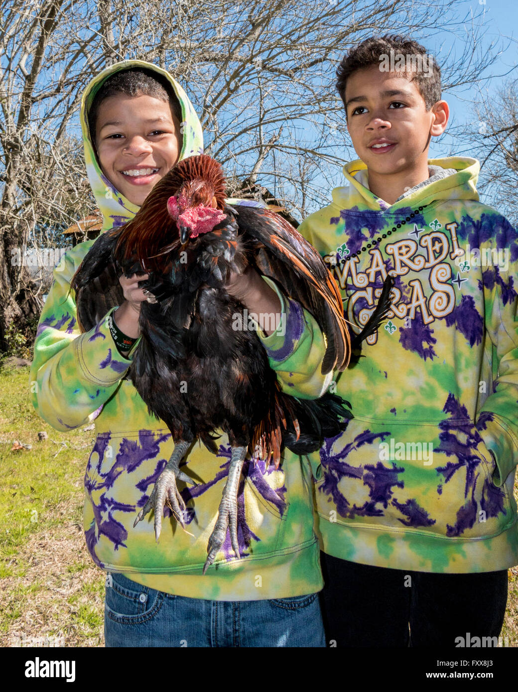 Siegreiche junge Huhn Catcher während der traditionellen Hühnerstall für Lake Charles Familie freundlich Karneval. Stockfoto