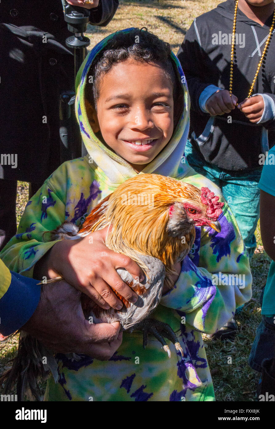 Siegreiche junge Huhn Catcher während der traditionellen Hühnerstall für Lake Charles Familie freundlich Karneval. Stockfoto
