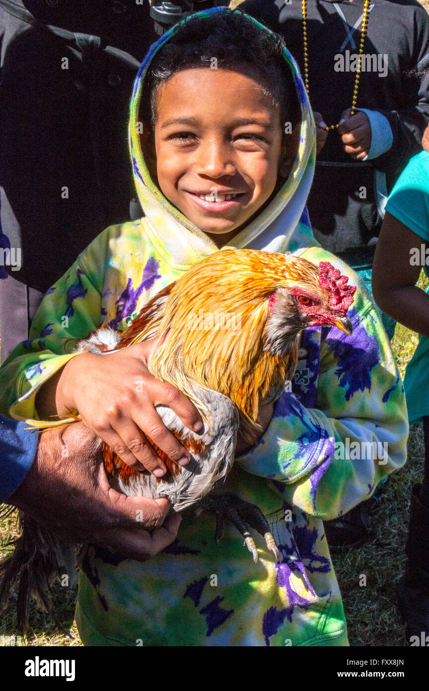 Siegreiche junge Huhn Catcher während der traditionellen Hühnerstall für Lake Charles Familie freundlich Karneval. Kinder in Stockfoto