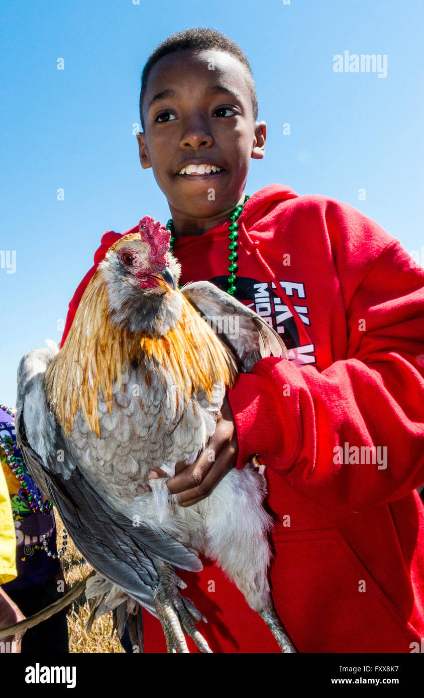 Siegreiche teenboy Huhn Catcher während der traditionellen Hühnerstall für Lake Charles Familie freundlich Karneval. Kinder in Stockfoto