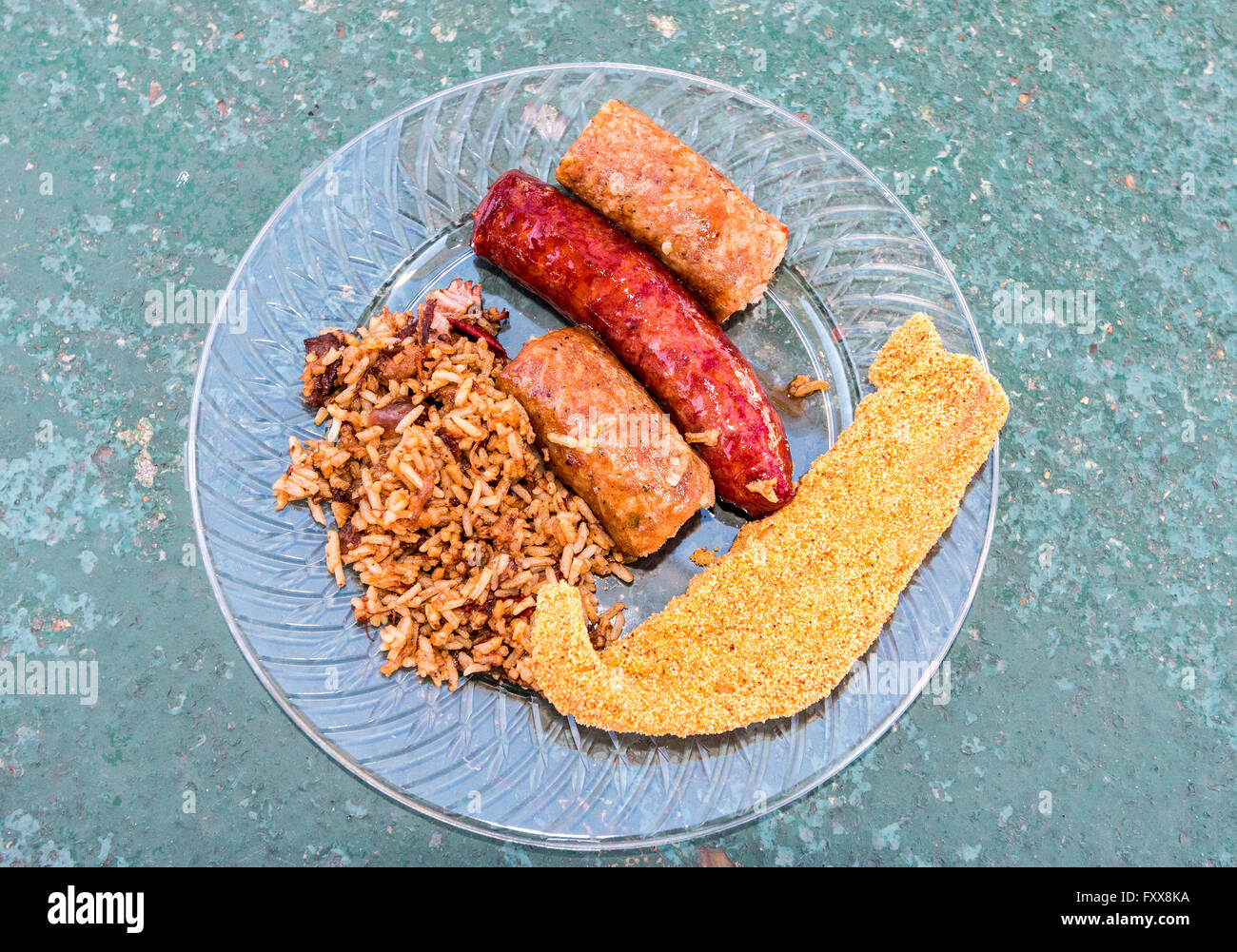 Teller mit Cajun Essen einschließlich gebratener Wels, Wurst, Boudin, Cracklins und schmutzige Reis. Stockfoto