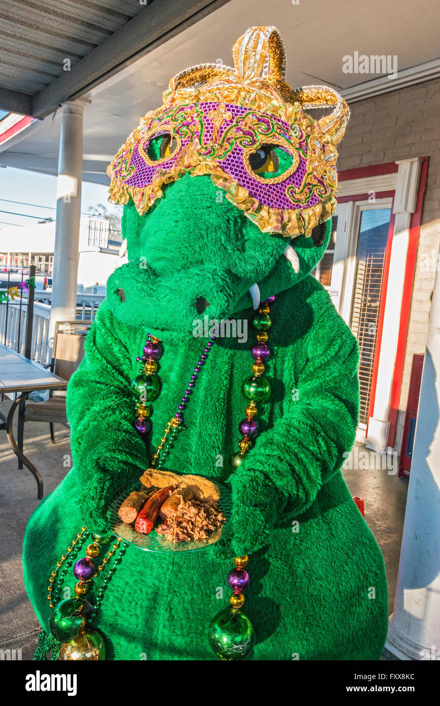 Gumbeaux Gator, hält die Maskottchen und gutem Willen Botschafter der südwestlichen Louisiana einen Teller mit Cajun-Essen mit gebratenen Wels, kenn Stockfoto