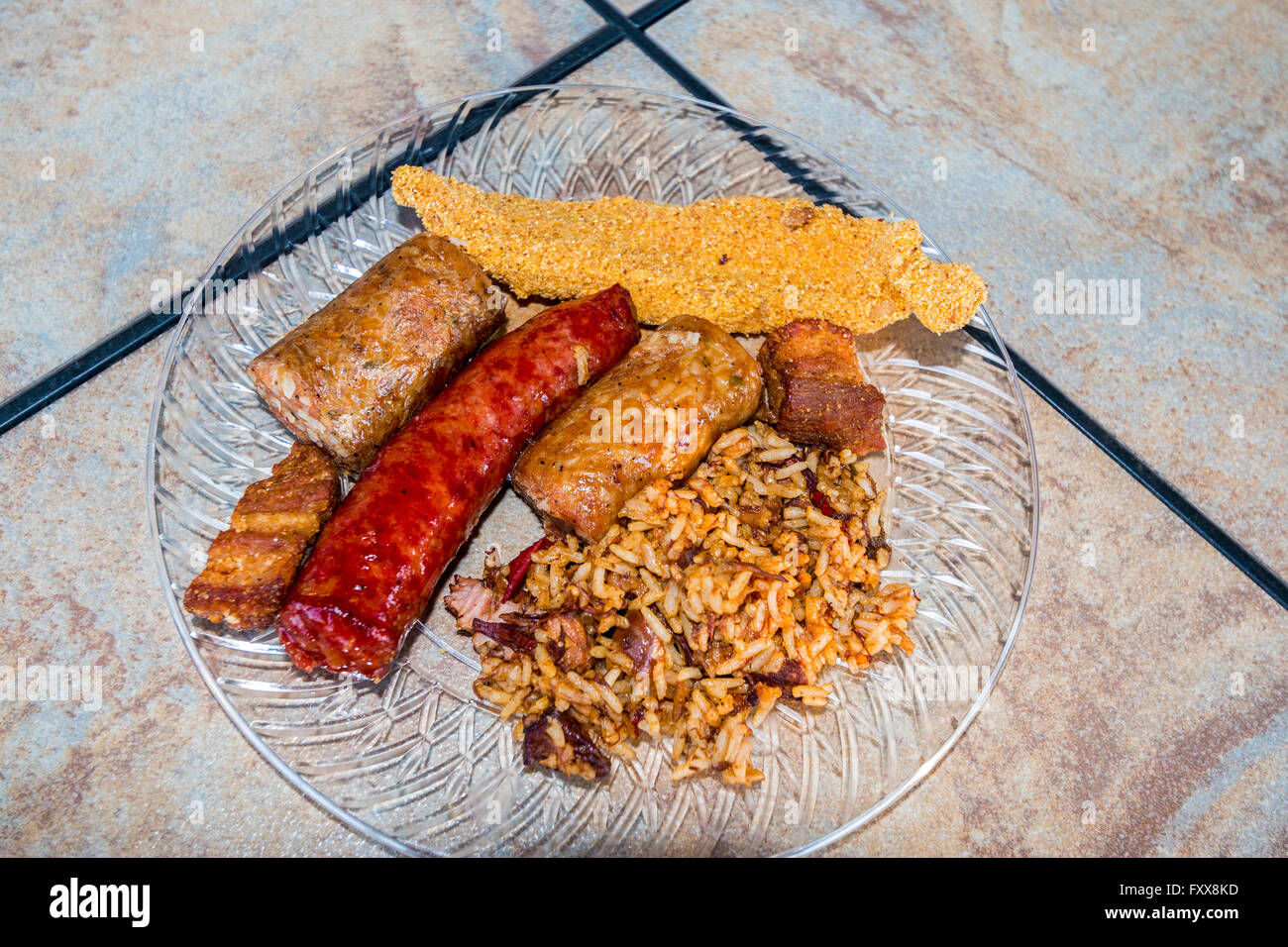 Teller mit Cajun Essen einschließlich gebratener Wels, Wurst, Boudin, Cracklins und schmutzige Reis. Stockfoto
